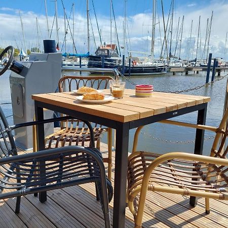 Hotel Luxury Houseboat In Volendam Marina Extérieur photo