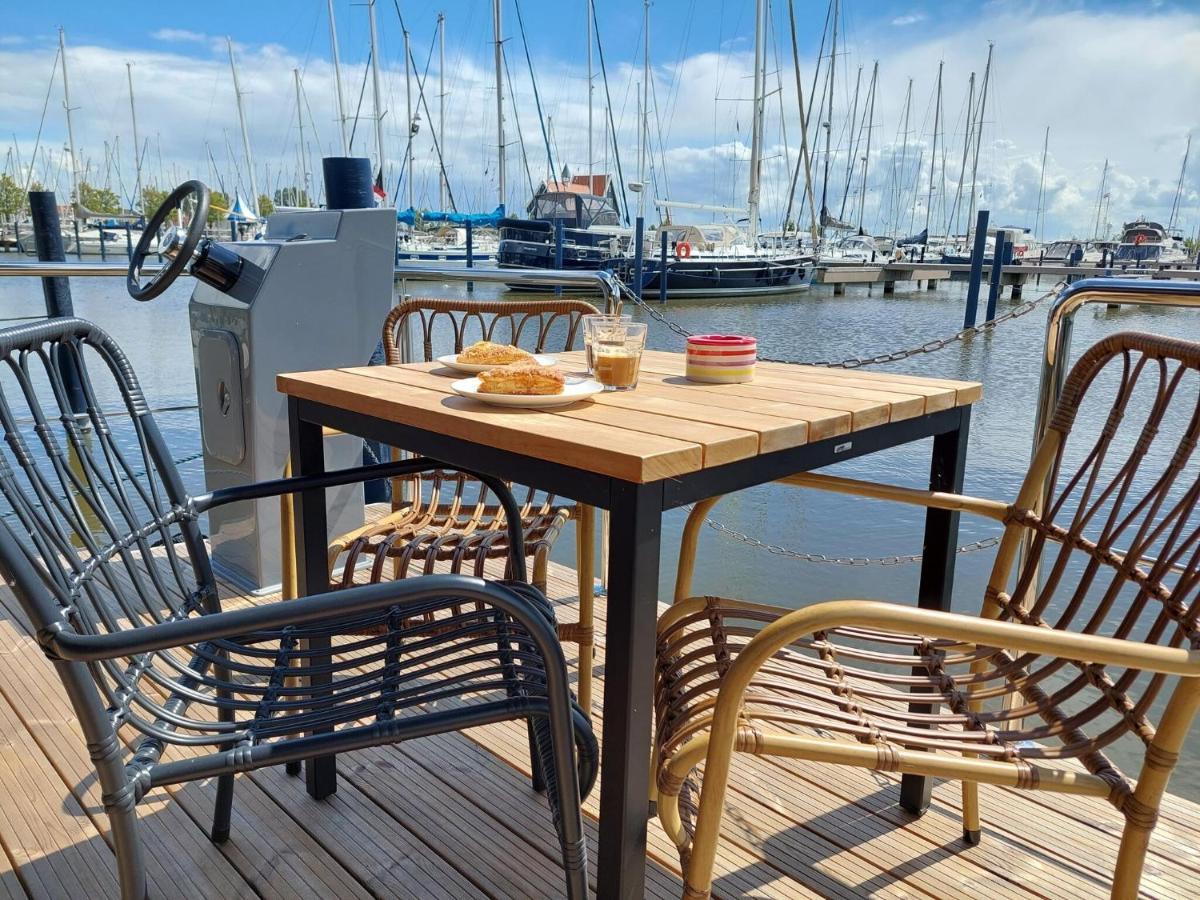 Hotel Luxury Houseboat In Volendam Marina Extérieur photo