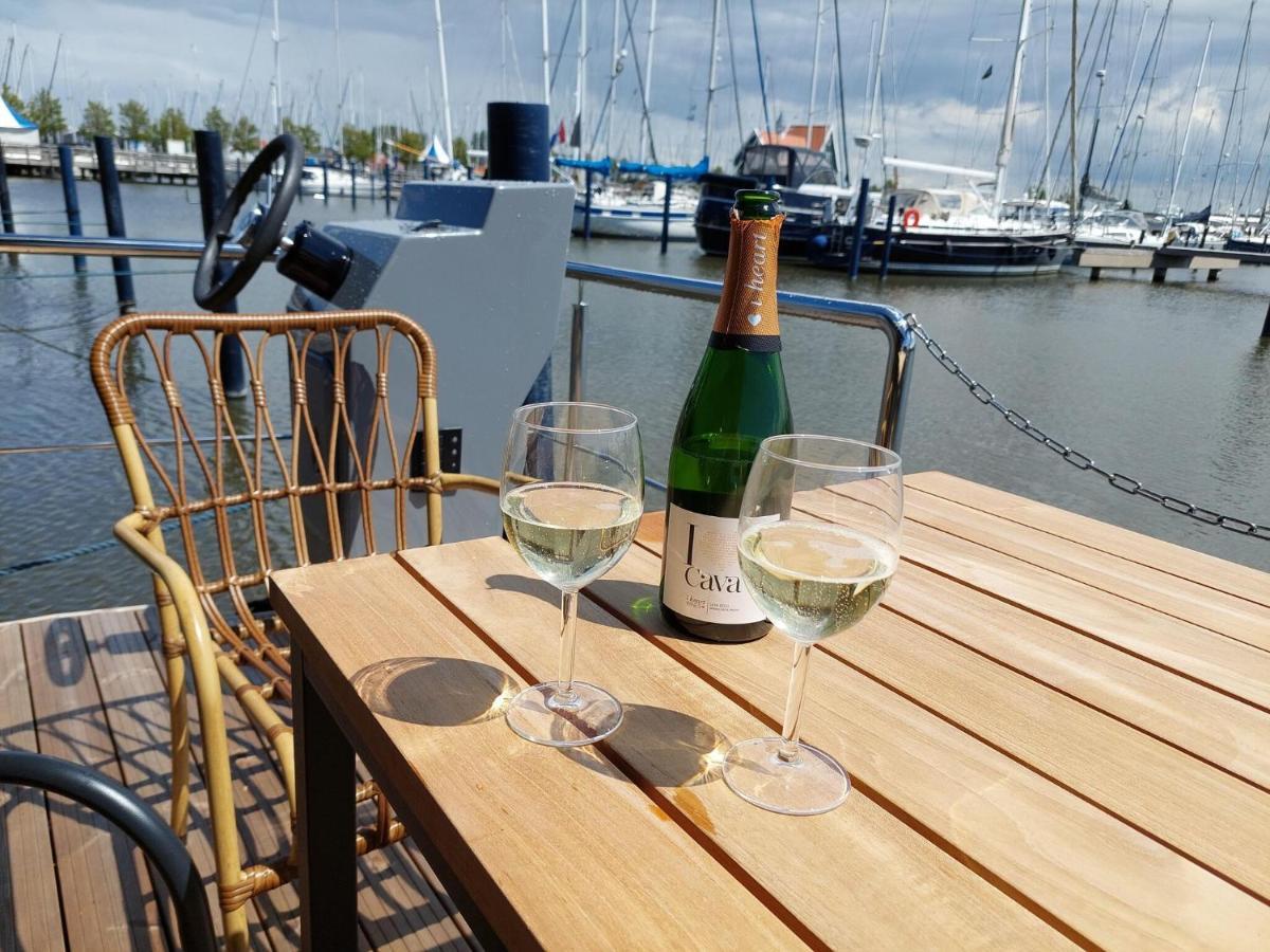 Hotel Luxury Houseboat In Volendam Marina Extérieur photo