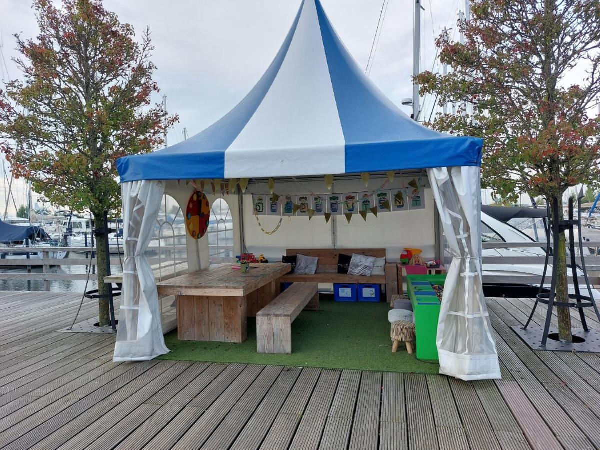 Hotel Luxury Houseboat In Volendam Marina Extérieur photo